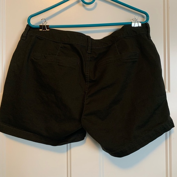 Dark green twill shorts - Picture 2 of 3